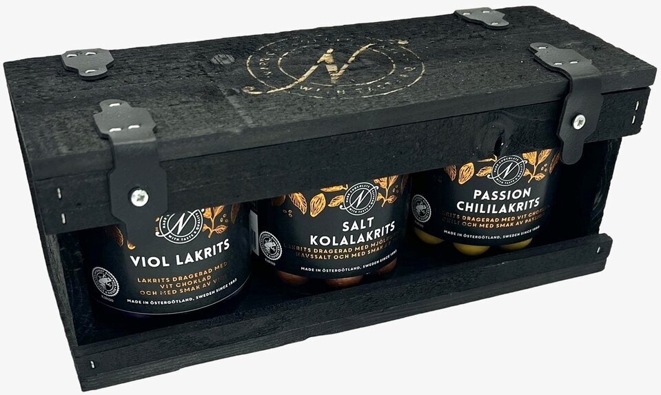 Lakrits Lådan från Narr Chocolate med tre burkar lakrits