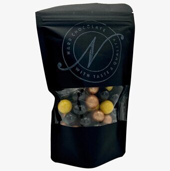 Bild av elegant chokladpåse med färgglada lakritskulor