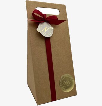 Bild av elegant chokladförpackning med juldekorationer