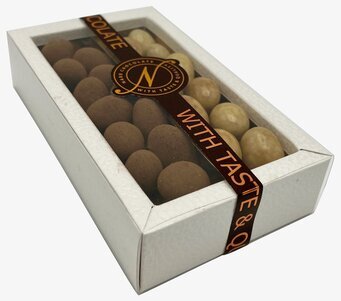 Bild av elegant presentförpackning med chokladmandlar