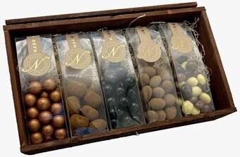 Bild av elegant träask med exklusiva chokladöverraskningar