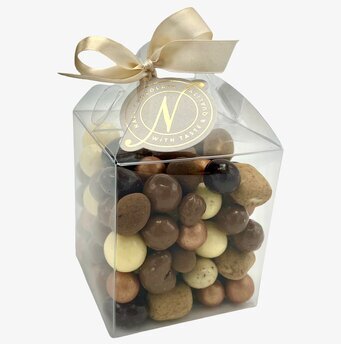 Bild av elegant chokladförpackning med varierat innehåll