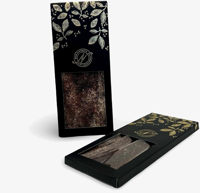 Chokladkaka i vit choklad med lakrits och havssalt Narr Chocolate Choklad Chokladstrutar